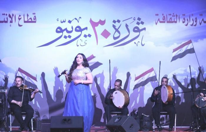 آية
      عبد
      الله
      تخطف
      أنظار
      جمهور
      حفل
      "الإنتاج
      الثقافي"
      بذكرى
      ثورة
      30
      يونيو..
      صور . الفجر سبورت
