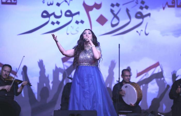 آية
      عبد
      الله
      تخطف
      أنظار
      جمهور
      حفل
      "الإنتاج
      الثقافي"
      بذكرى
      ثورة
      30
      يونيو..
      صور . الفجر سبورت