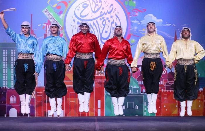 "القومية
      للفنون
      الشعبية"
      تتألق
      بساحة
      الهناجر
      فى
      "صيف
      الإنتاج
      الثقافي" المساء الاخباري ..