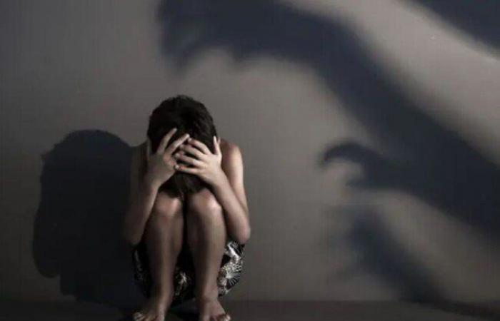 عاطل
      يستدرج
      طفلا
      من
      ذوي
      الهمم
      لهتك
      عرضه
      بالمطرية - بوابة المساء الاخباري
