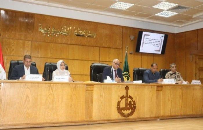محافظ
      القليوبية
      يناقش
      المشروعات
      الجاري
      تنفيذها
      بكافة
      القطاعات - بوابة المساء الاخباري